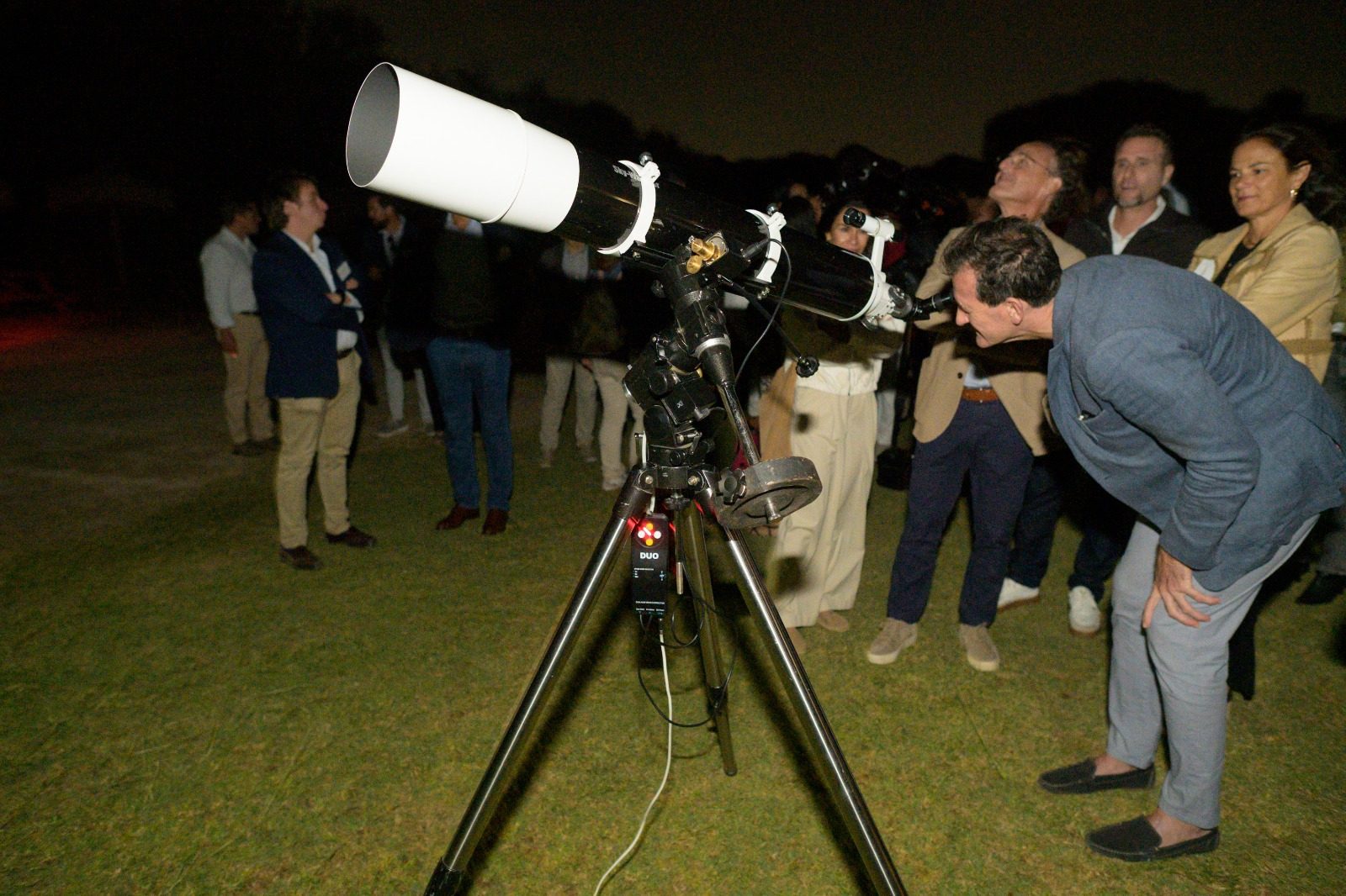 Asistentes observando con telescopio en el Parador de El Saler
