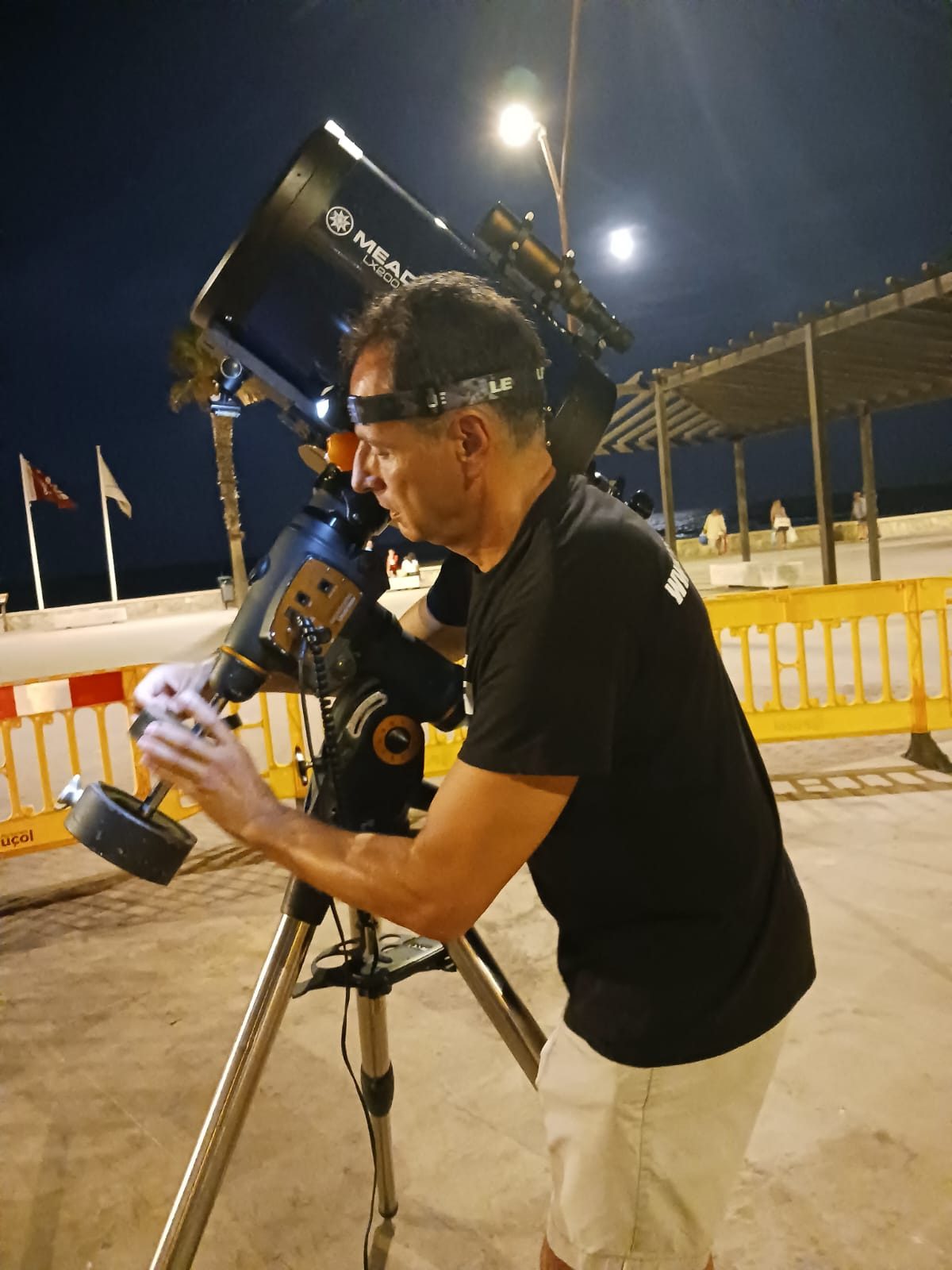 Monitor de APT operando el telescopio durante la Noche Astronómica en Puzol