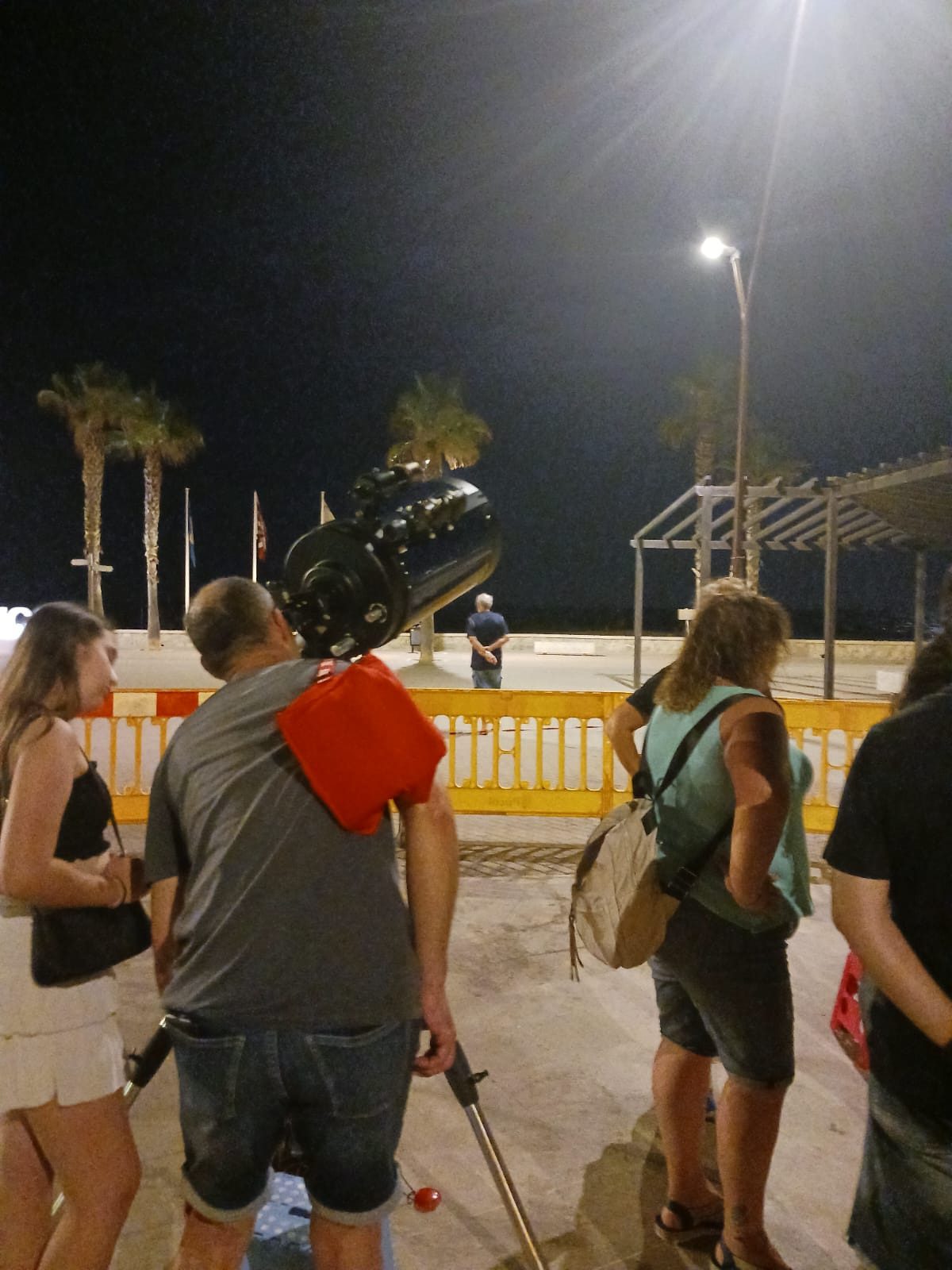 Asistentes observando la Luna en la Noche Astronómica de Puzol