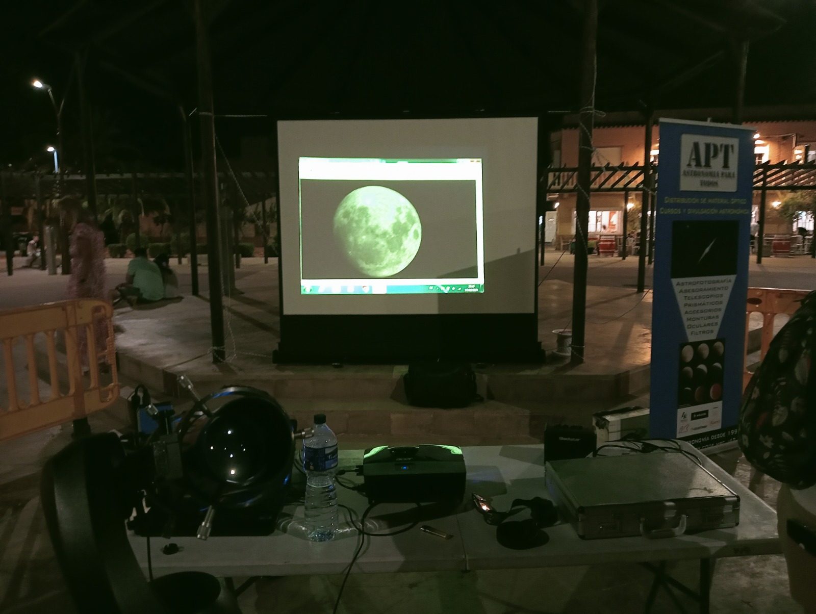 Proyección en directo de la Luna junto al stand de APT en Puzol