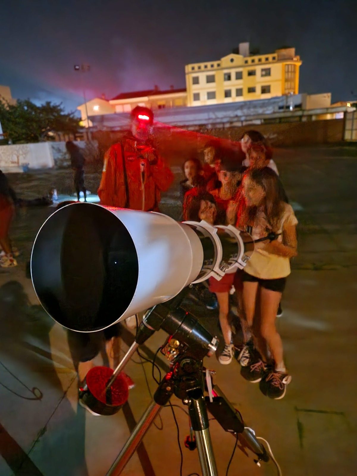 Telescopio preparado para la observación en el CEIP Luis Vives de Xilxes