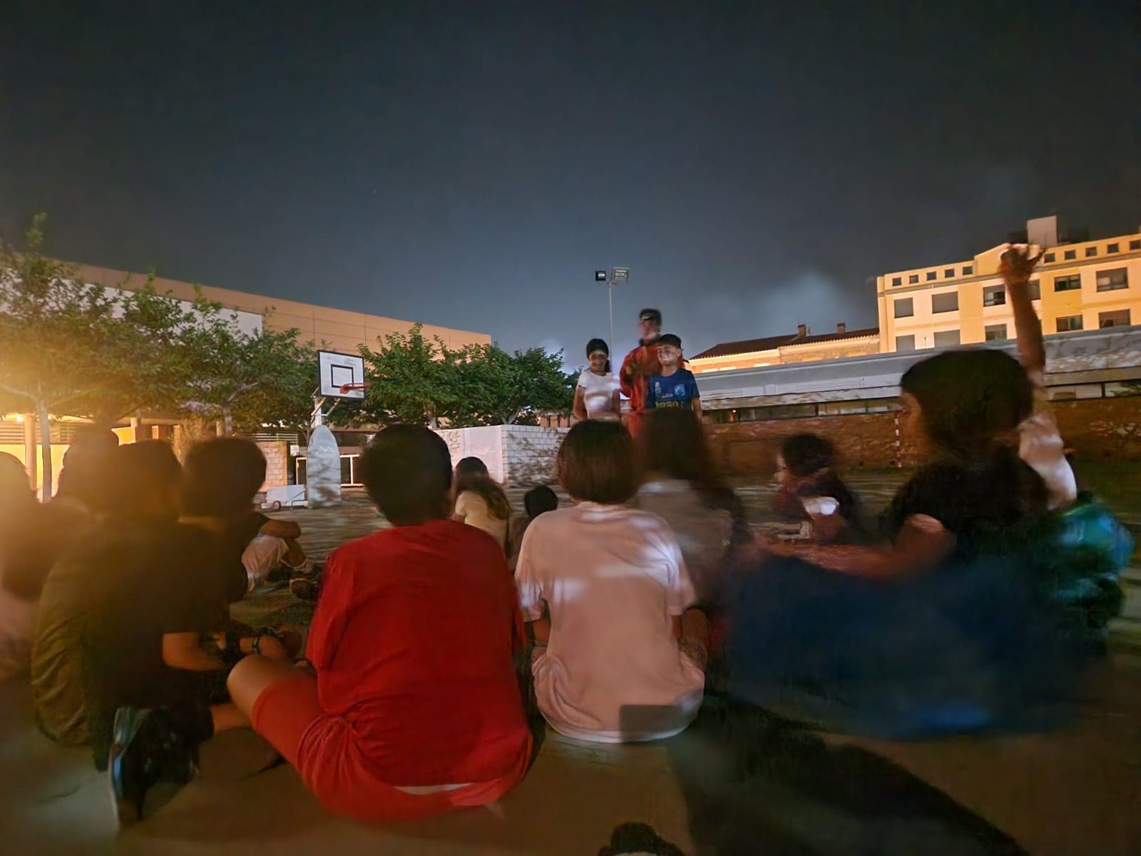 Familias y alumnado en el patio durante la observación en Xilxes