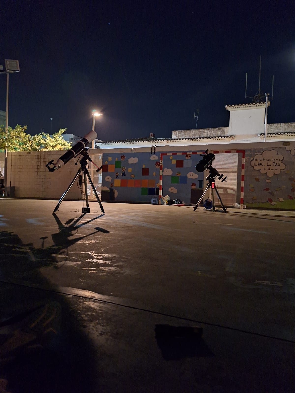 Telescopios montados de noche en el patio del CEIP Luis Vives