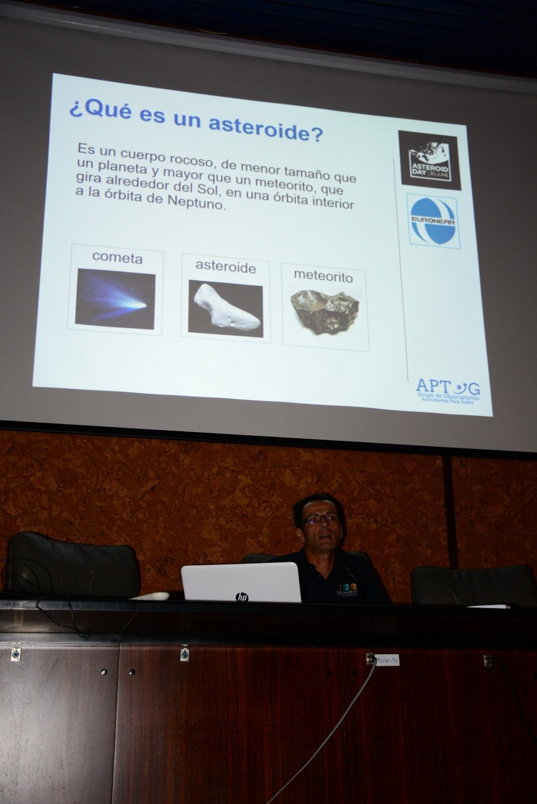 Diapositiva explicativa durante la conferencia del Día del Asteroide