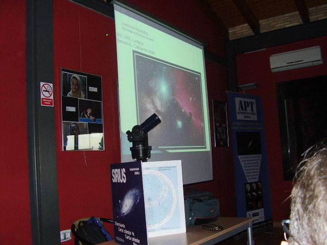 Sala de la charla en Torrent con proyección de una nebulosa