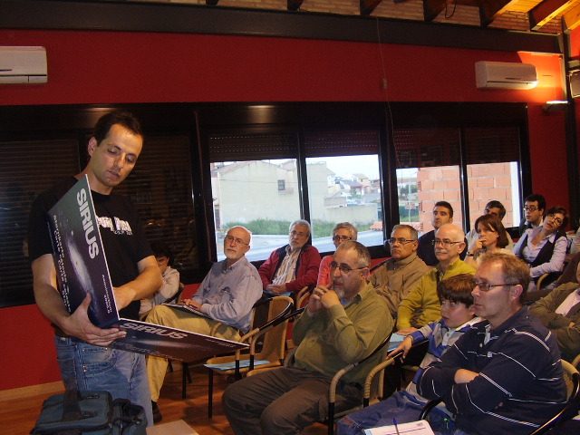 Ponente durante la charla en Torrent