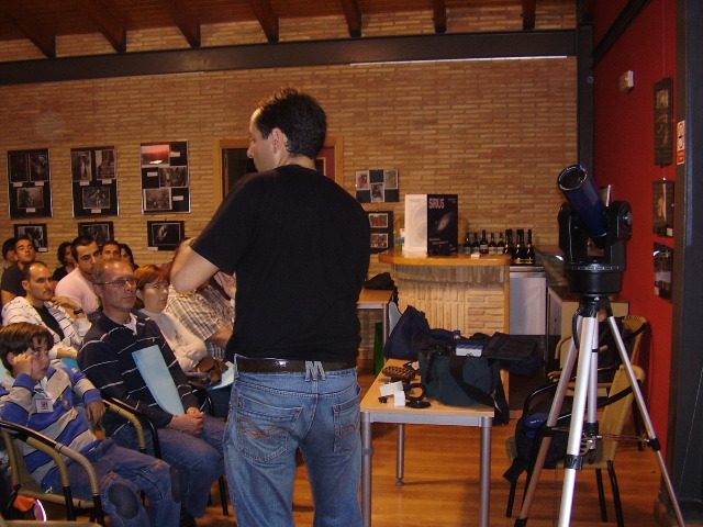 Charla con telescopio en la sala de Torrent