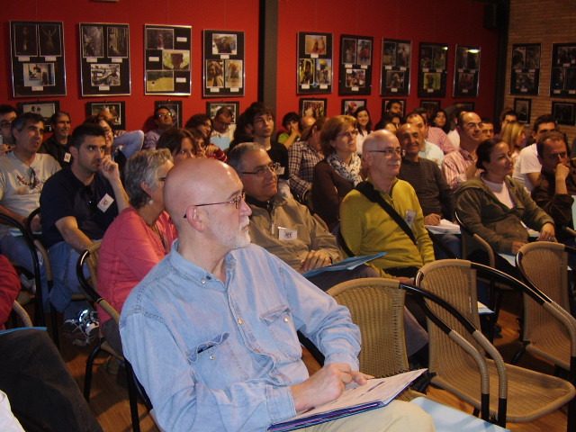 Público asistente a la charla en Torrent