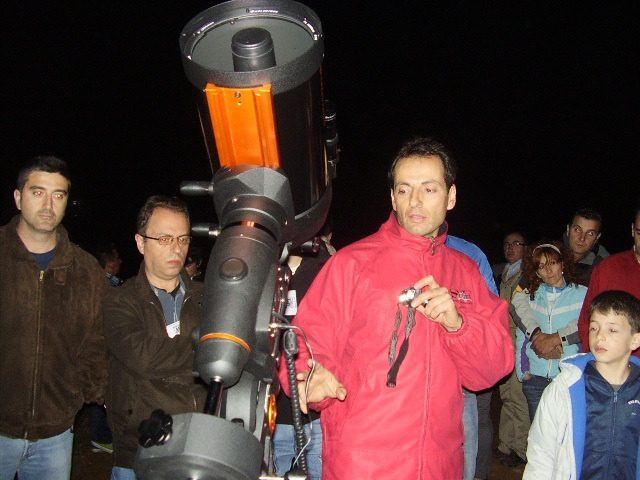 Telescopio y asistentes durante la observación en Torrent