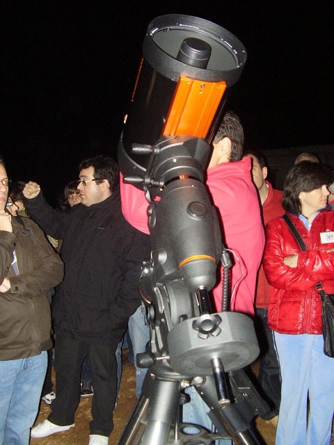 Telescopio durante la observación pública en Torrent