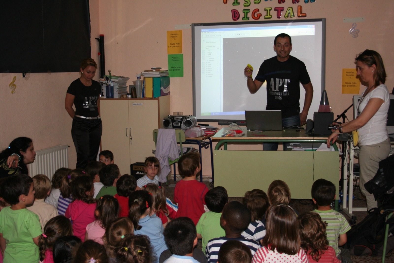 Alumnado de infantil siguiendo la presentación de Astronomía en el aula
