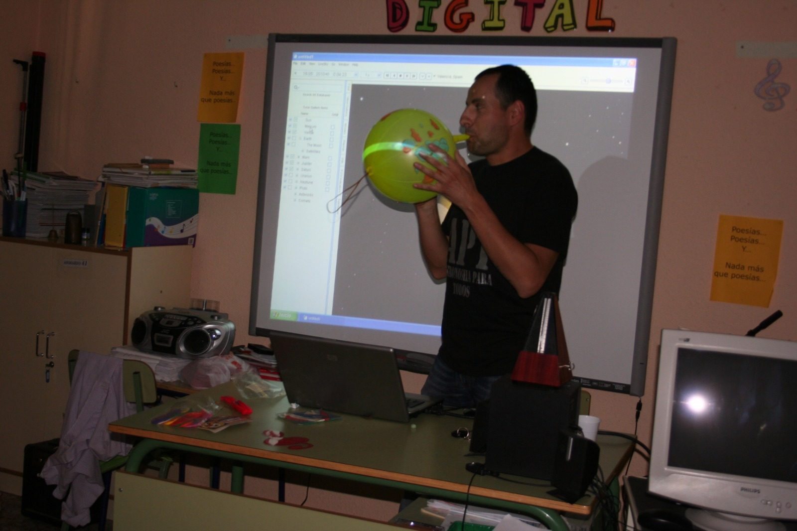 Demostración con globo durante la clase de Astronomía
