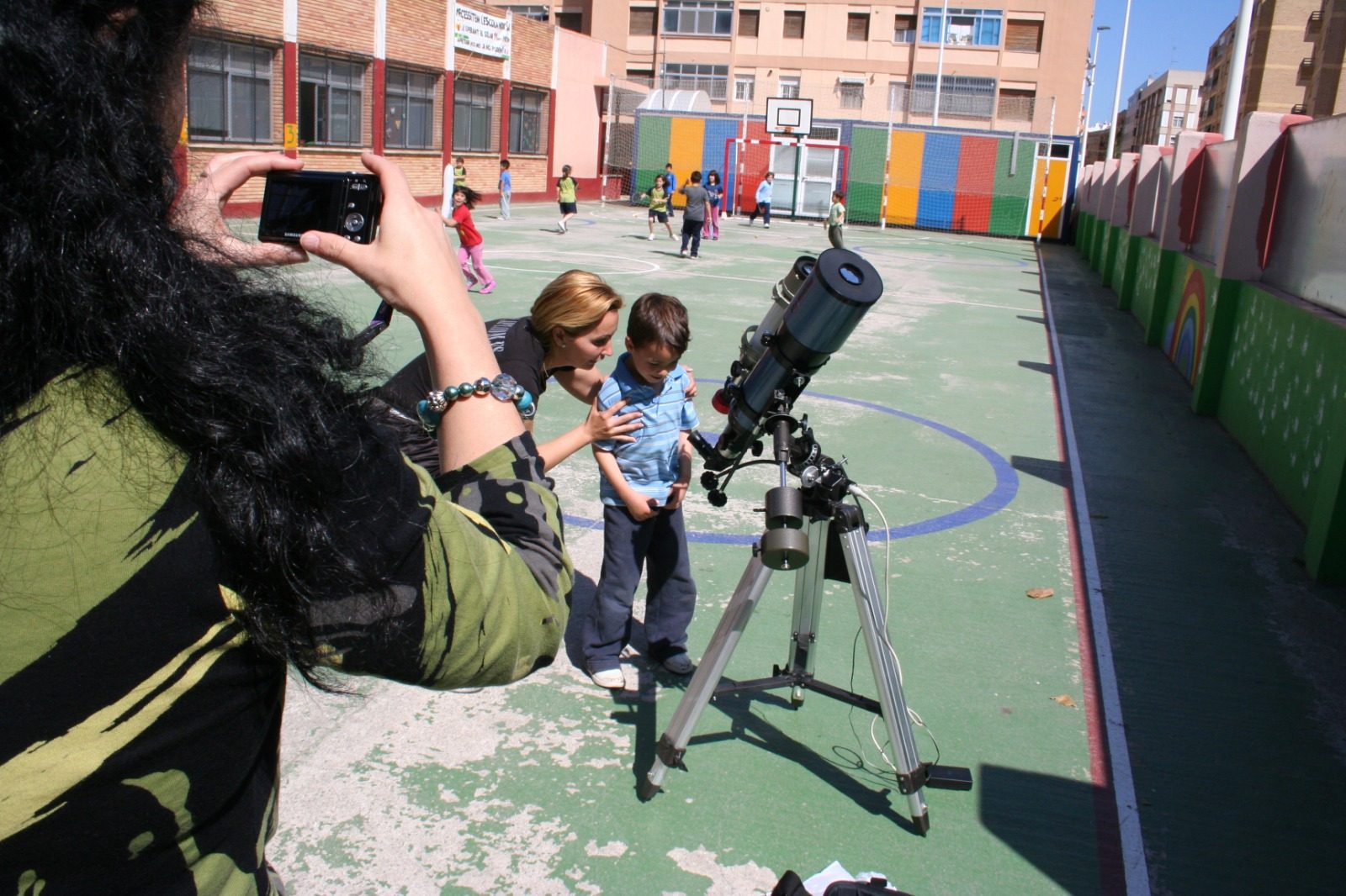 Observación con telescopio en el patio del Colegio Ausiàs March