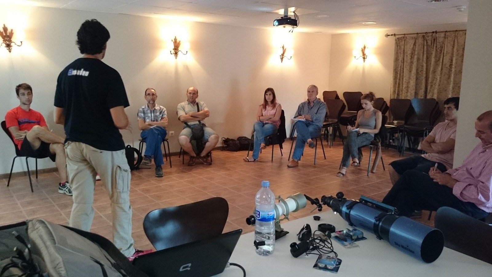 Sesión teórica del curso de iniciación a la astrofotografía en Aras de los Olmos