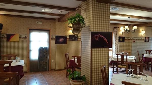 Comedor de Aras Rural con astrofotografías enmarcadas