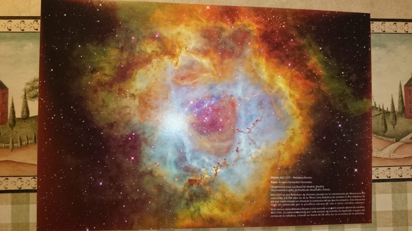 Astrofotografía de una nebulosa expuesta durante el curso