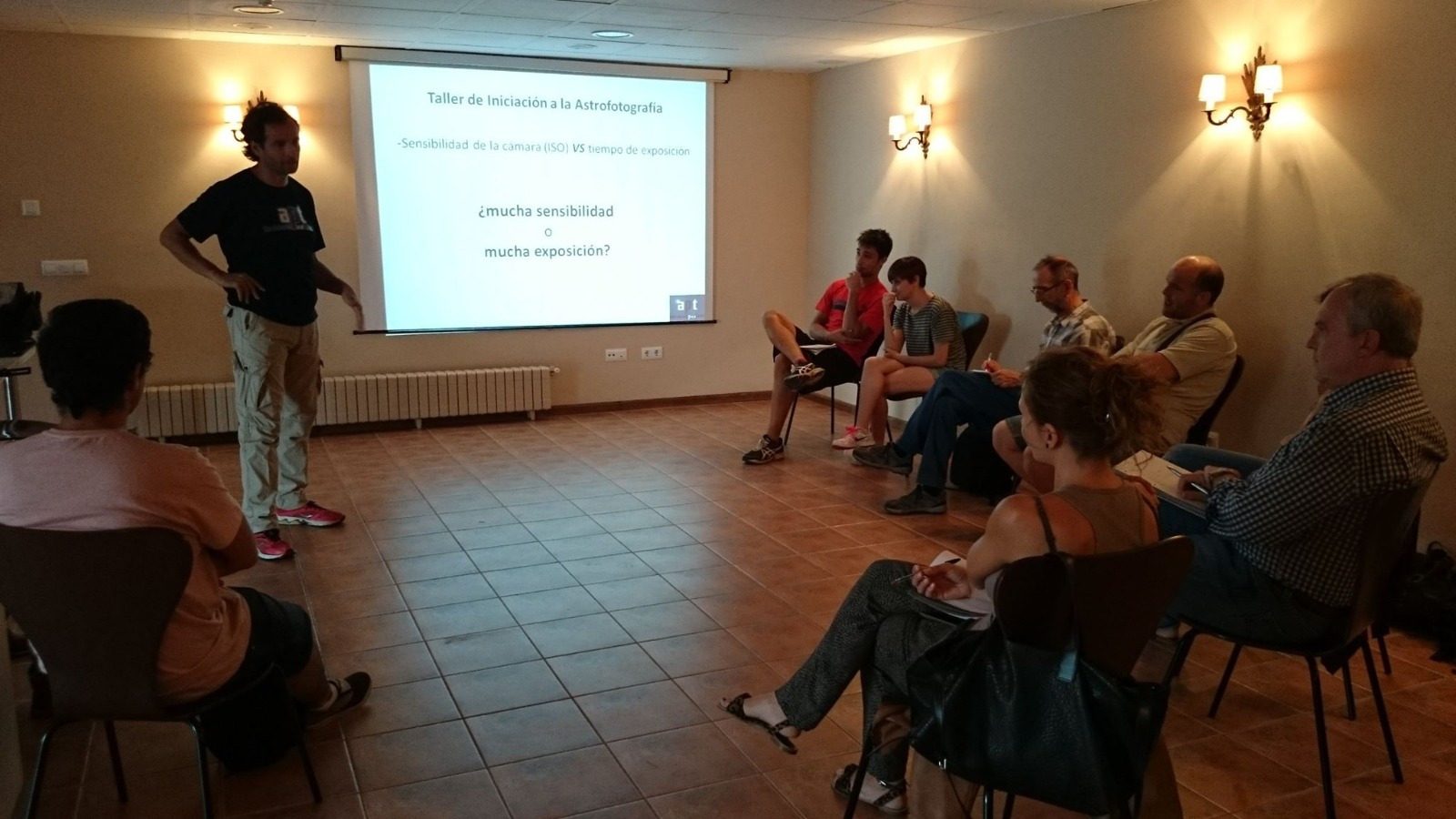 Sesión con proyector durante el taller de astrofotografía