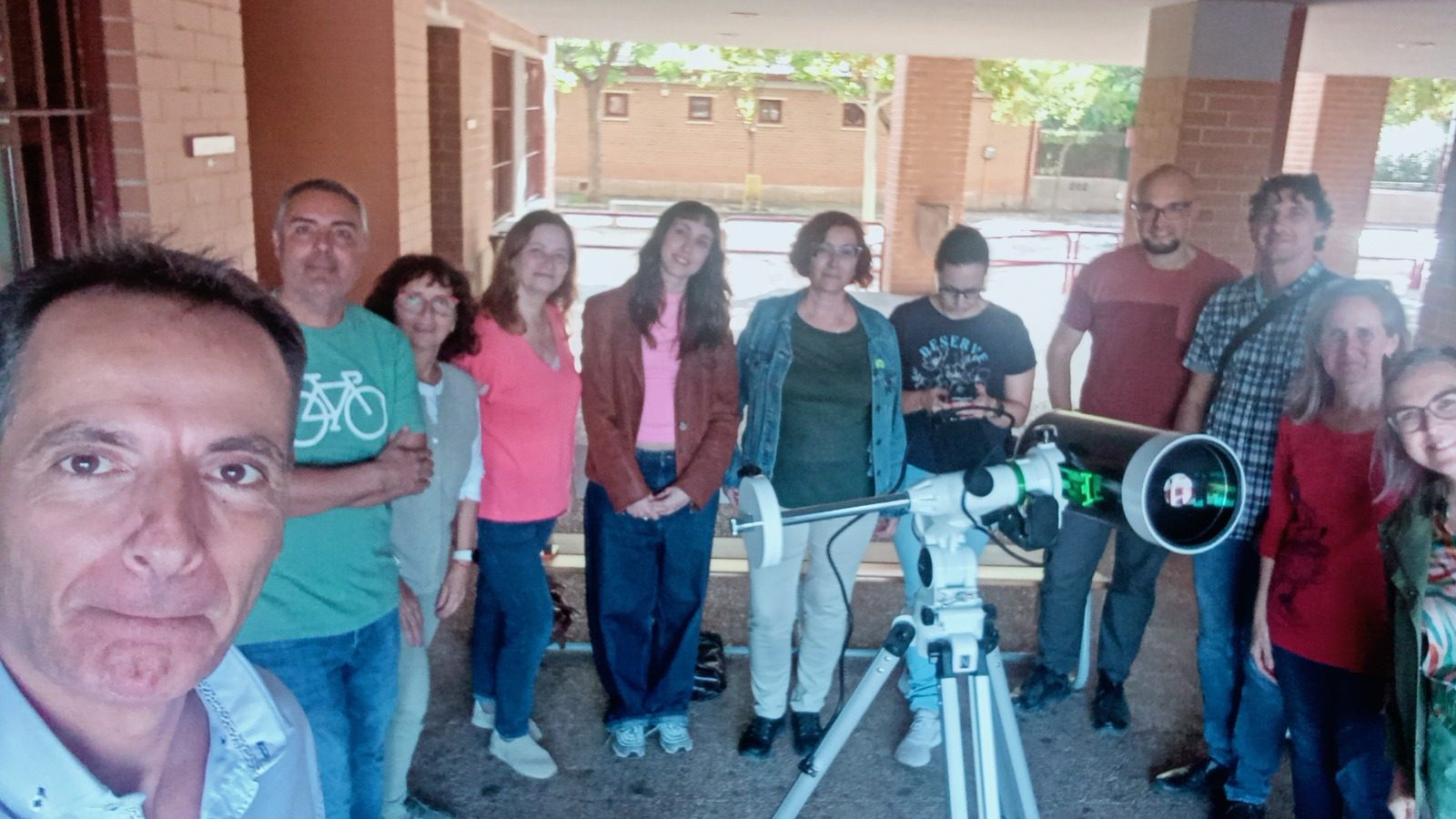 Profesorado del IES Enric Valor de Picanya junto a un telescopio de APT