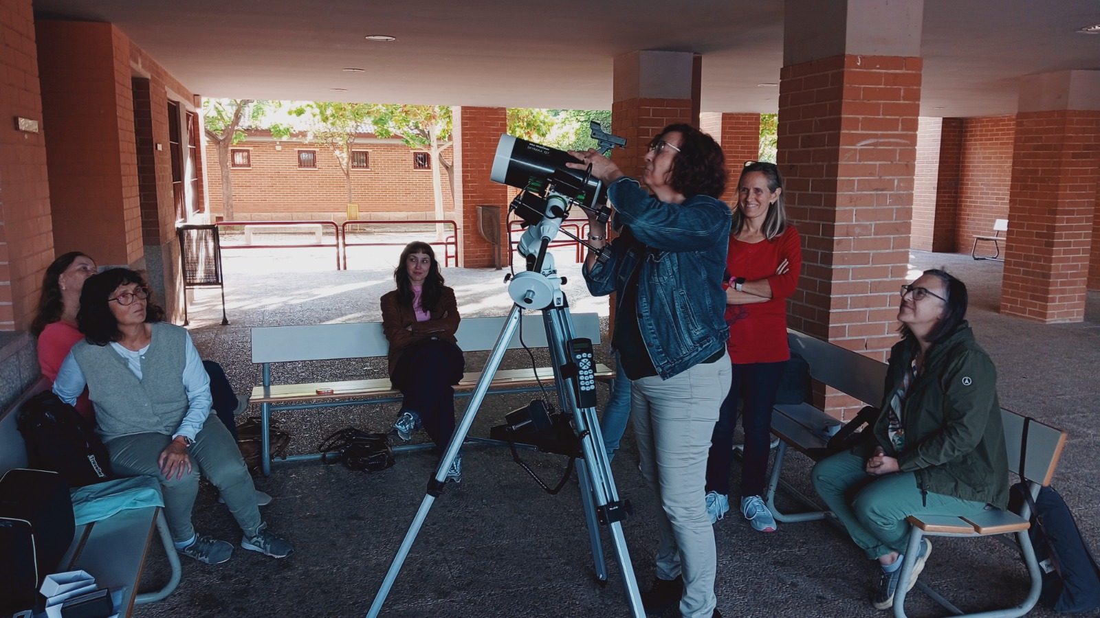 Prácticas con telescopio durante el curso para profesorado en Picanya