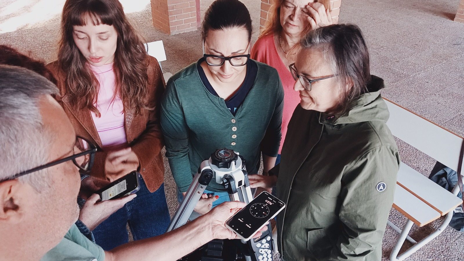 Asistentes al curso revisando la cámara acoplada al telescopio